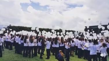 Escolares del Mount View piden paz con globos blancos