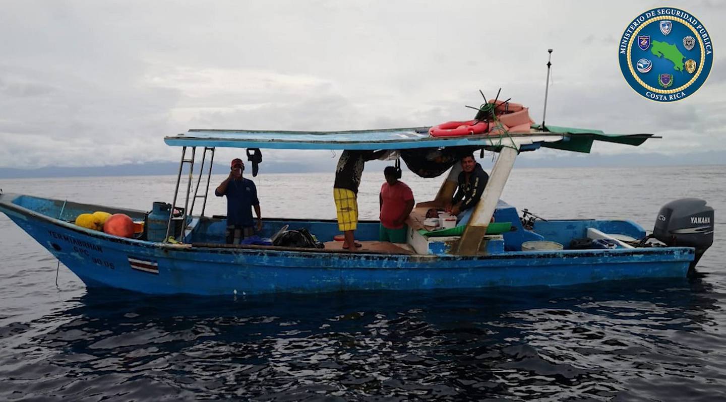 Guardacostas rescatan a pescadores que estuvieron dos días a la deriva. Foto MSP.