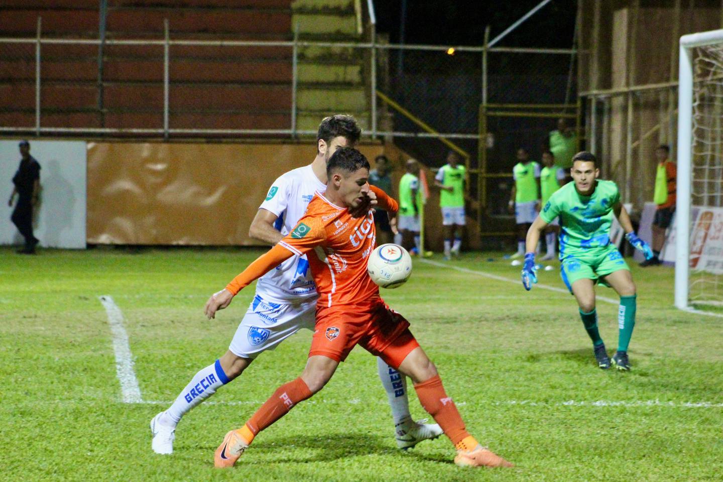 Doryan Rodríguez buscó marcar diferencia con el juego de contacto, pero no pudo frente a la defensiva de Grecia.