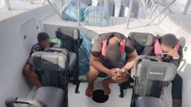 Dos nicaragüenses y un tico intentaron evitar arresto al tirar marihuana al mar