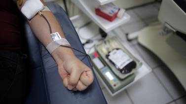 Exfutbolista que sufrió un grave problema de salud ahora hasta dona sangre