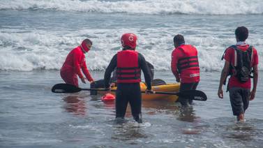 Venezolana de 19 años murió ahogada en la playa  y tres hombres fueron rescatados