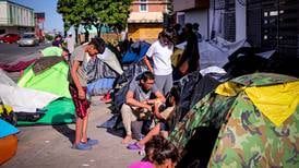 Modelos nacionales recolectan comidita para los venezolanos varados en San José