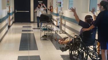 Visita de músico hizo que mujer cantara y bailara en su silla de ruedas (video)