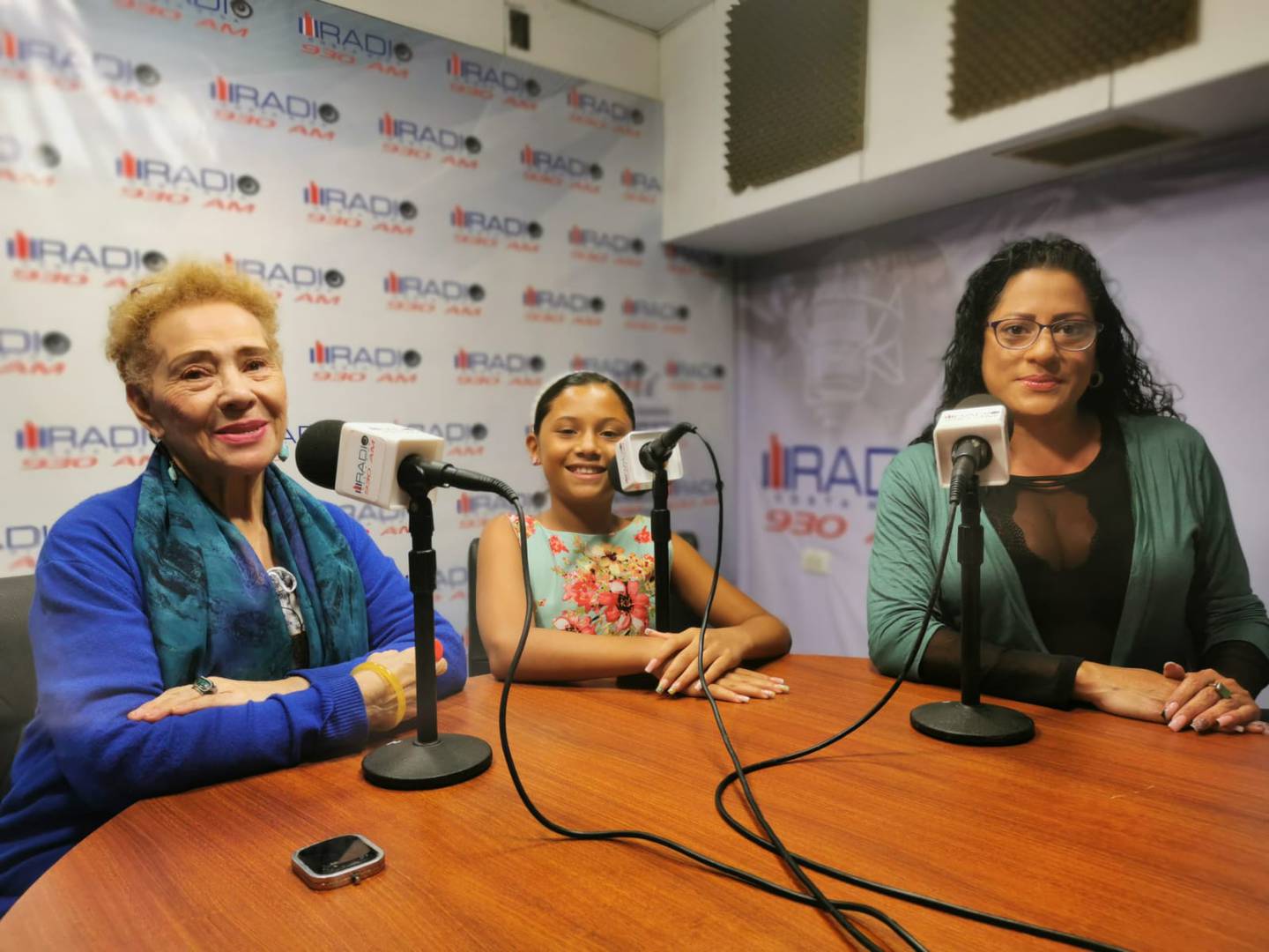 Entre líneas, programa en radio Costa Rica que reúne a tres generaciones
