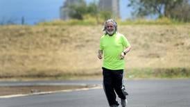 A ponerse con Dios: Sacerdote retomó el deporte por salud y ahora se prepara para correr cinco kilómetros