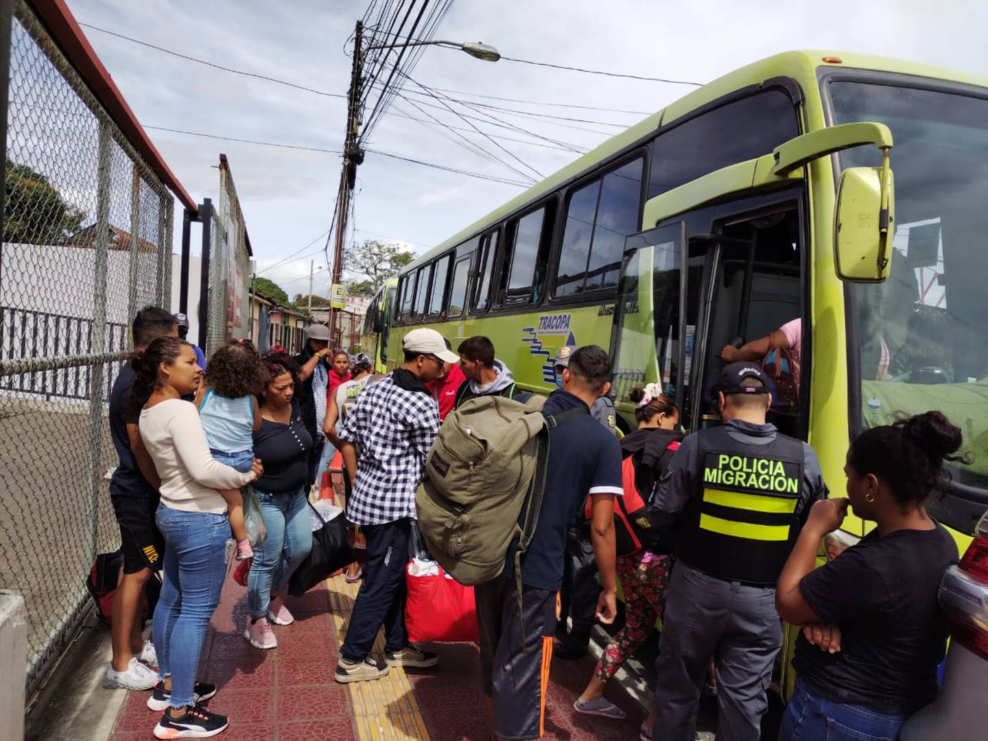 Desde el 28 de octubre del 2022, Migración puso dos buses diarios para que venezolanos lleguen a Panamá. El objetivo es que los sudamericanos puedan agarrar un vuelo desde tierras canaleras hasta Venezuela