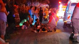 Una mujer fallecida y ocho personas heridas por vuelco de bus en Limón