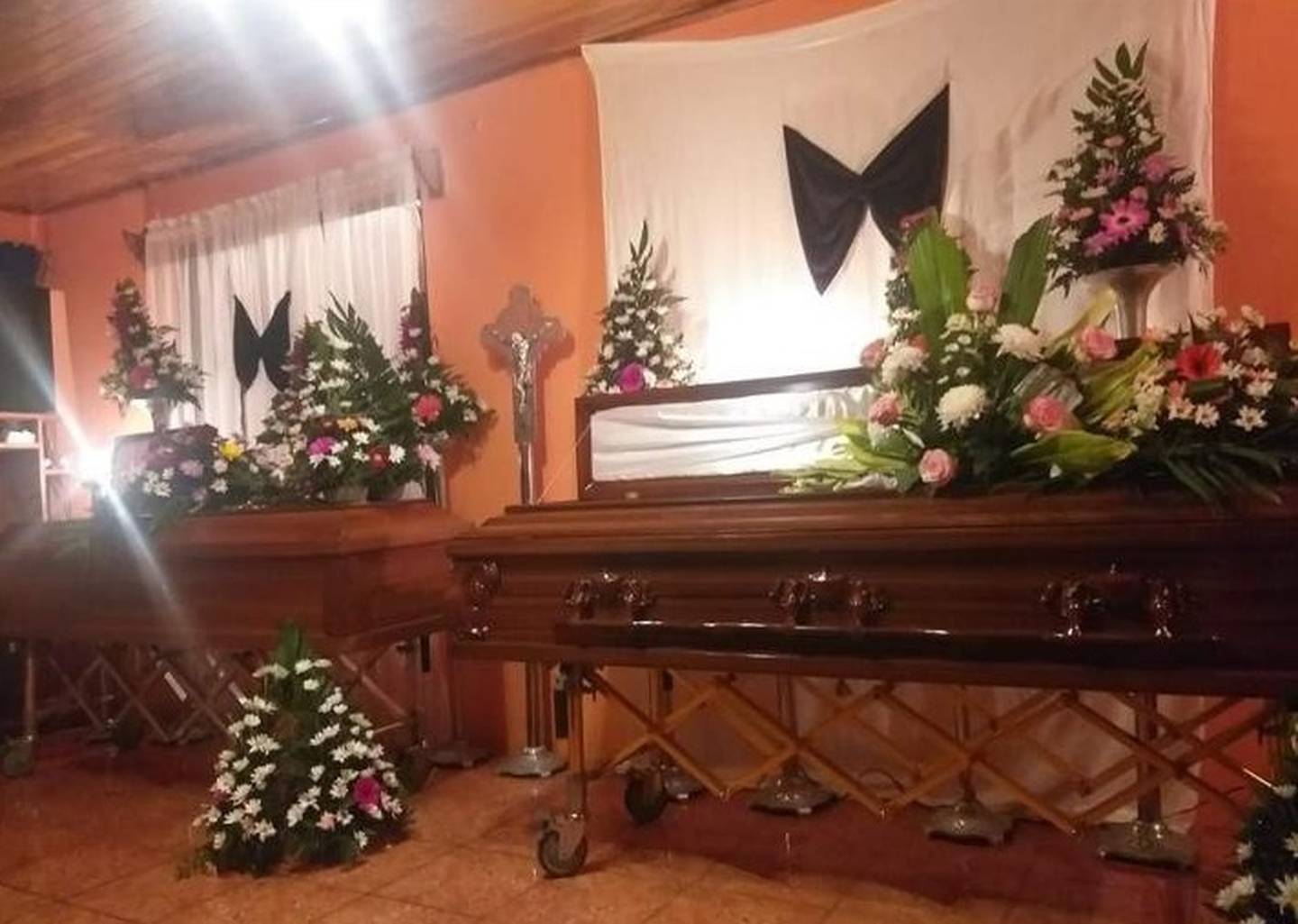 Funerales de madre e hijo que murieron el mismo día con 16 horas de diferencia. Foto cortesía Mayra Vargas.