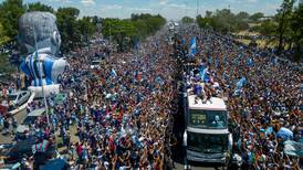 Argentinos siguen de fiesta y Messi sacó los pasos prohibidos durante celebración 