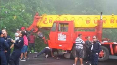 Peligra partido del Santos porque grúa que iba a quitar un camión volcado se varó y tapó la 32
