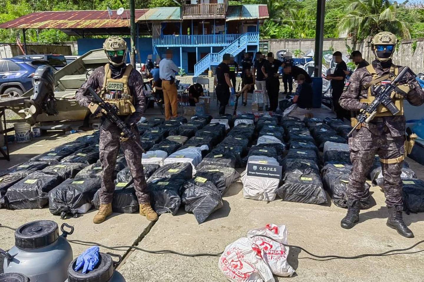 Decomisan más de dos toneladas de droga que eran transportadas en lancha. Foto MSP.