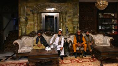 Talibanes pasean armados y descalzos entre lujos del palacio de uno de sus enemigos