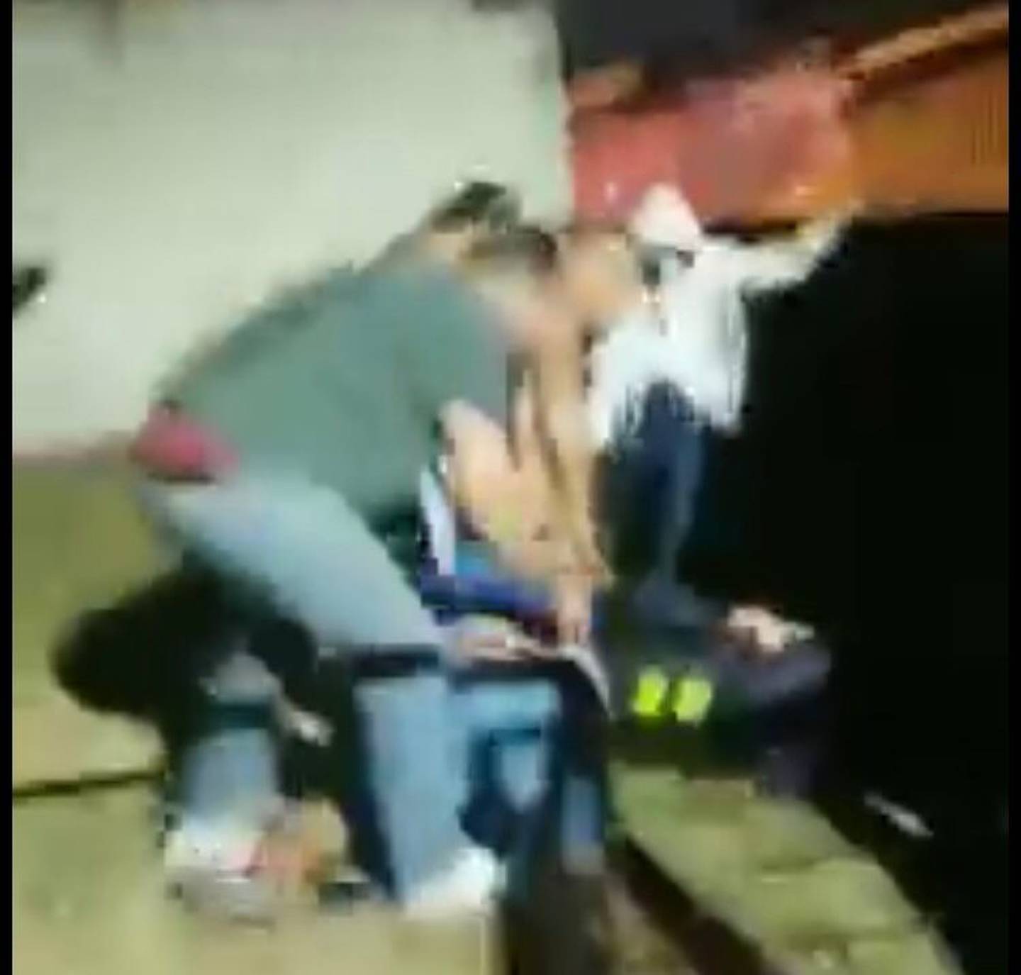 Policías son agredidos en Hatillo 3. Captura de video.