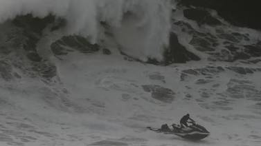 (VIDEO) Realizan impresionante rescate de surfista que intentó deslizarse en una ola gigantesca