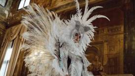 Miss Grand CR desfiló con un traje típico inspirado en la paloma de la paz y en Oscar Arias