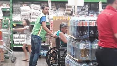 ¡De aplaudir! Adolescente en Puntarenas ayuda a una adulta mayor con las compras porque no podía caminar