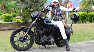 Una guerrera de la carretera demuestra que las motos pandilleras también son cosa de ellas