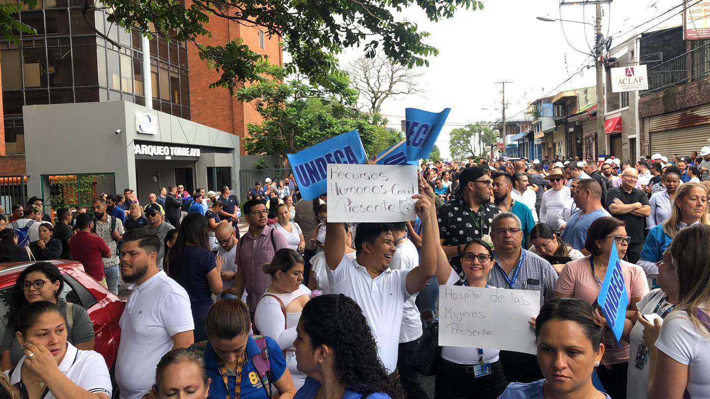 Los sindicatos del sector salud le mandaron una muy clara advertencia al presidente Rodrigo Chaves: o los escucha o se viene una huelga indefinida de los trabajadores de la Caja Costarricense de Seguro Social (Caja).