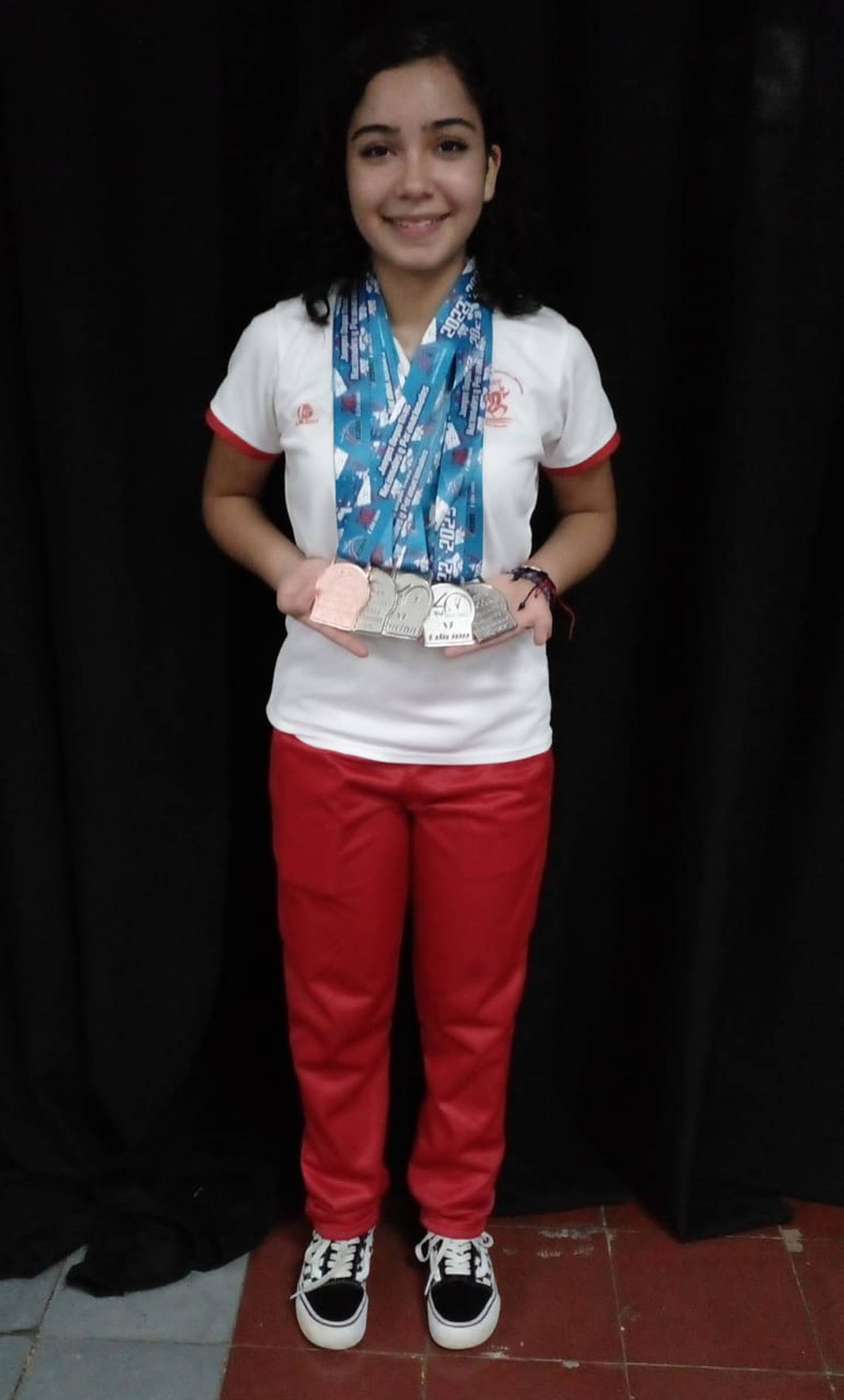 Abigail Monge Ramírez tiene 15 años y está en décimo año del Colegio Científico de San Ramón, además, es parte del equipo de ajedrez ramonense y en los pasados Juegos Nacionales ganó 5 medallas de plata y una de bronce