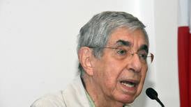 Expresidente Óscar Arias presume a nuevo miembro de su familia