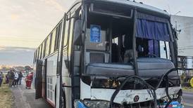 Aparatoso choque entre buses y caída de poste de luz provocan largas presas en Alajuela