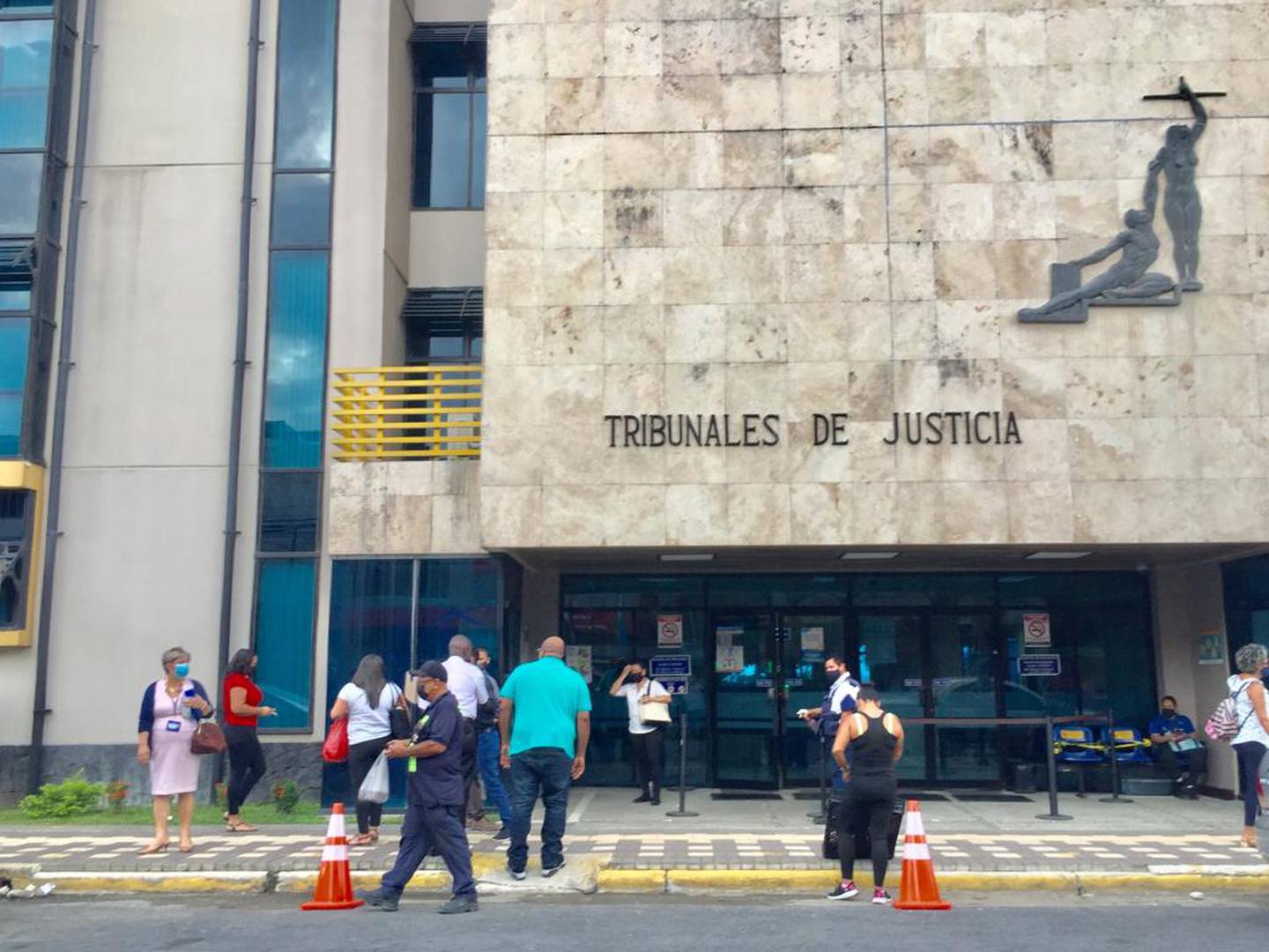 Así lucían los Tribunales de Limón esta tarde, mientras se desarrollaba la audiencia de medidas cautelares contra cuatro sospechosos de la matanza en finca Los Pinto. Foto: Raúl Cascante.
