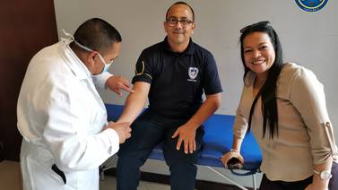 Policías de Cartago donan sangre para ayudar a mujer a enfrentar enfermedad