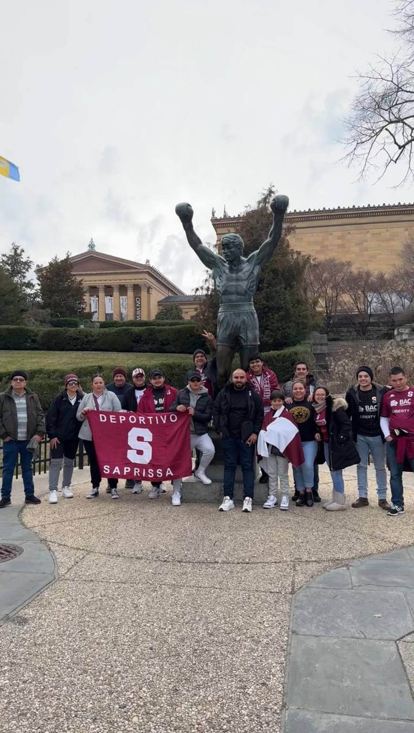 Los aficionados del Saprissa se hicieron sentir frente a la estatua de Rocky.