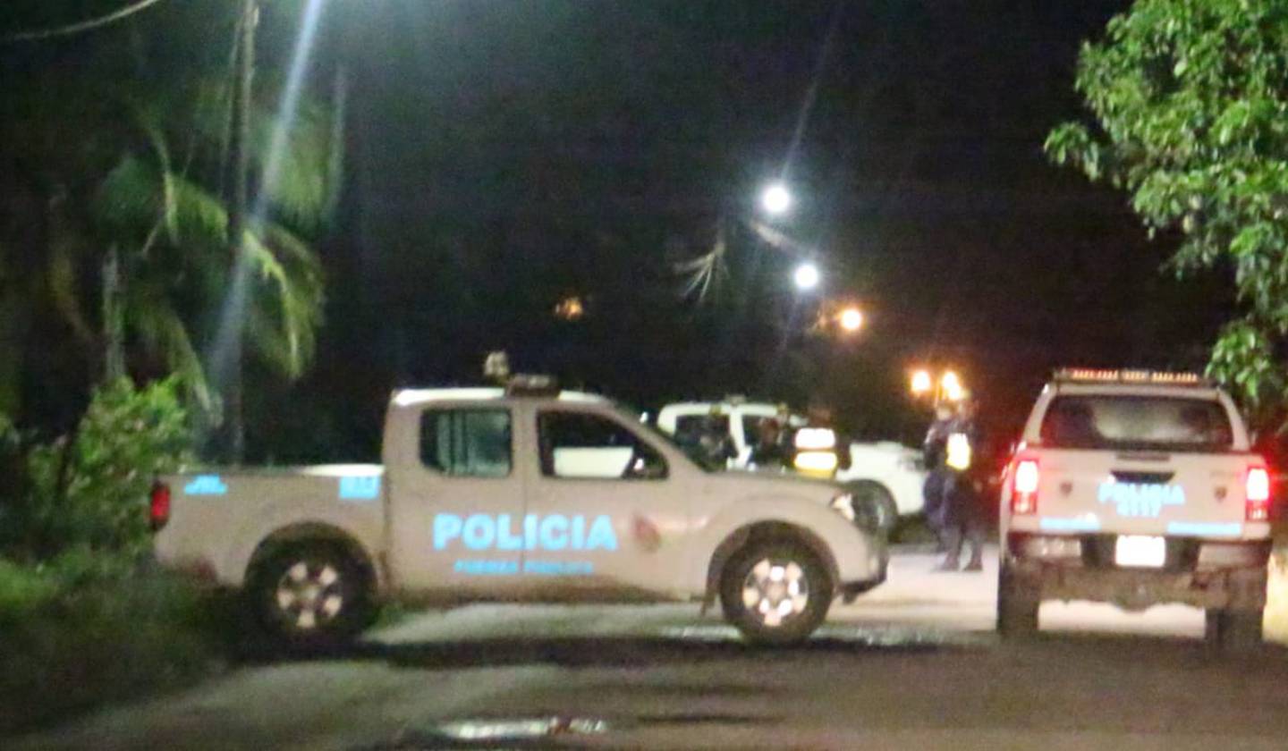 Al menos tres patrullas llegaron al sitio del tiroteo en Batán, la noche de este martes y se logró detener a los sospechosos en las cercanías. Foto Suministrada por Reiner Montero.