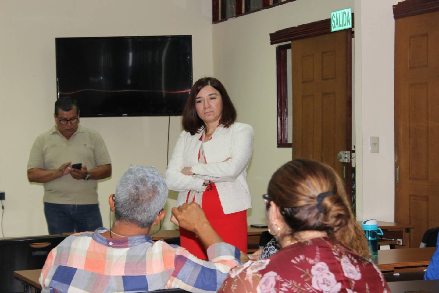 La ministra de Vivienda, Irene Campos, escucha al sector de la construcción de viviendas de interés social