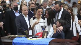 Papá de Marco Calzada le dice “feliz cumpleaños” a su hija menor en medio funeral
