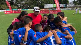 Escuela Riojalandia de Puntarenas gana torneo de fútbol y se va a ver un partido del Barcelona en España