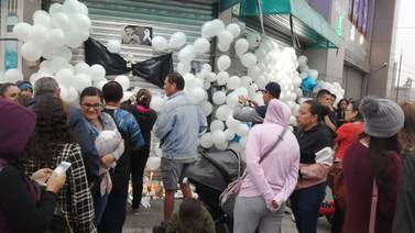 (Video) Cartagineses forran tiendas con globos para apoyar a papás de bebé ahogado en piscina 