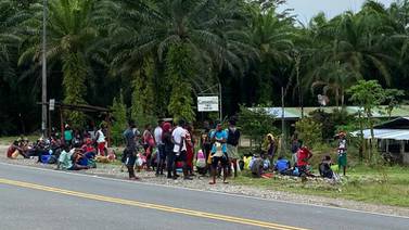 Haitianos trolean desde Golfito con el fin de llegar a frontera con Nicaragua