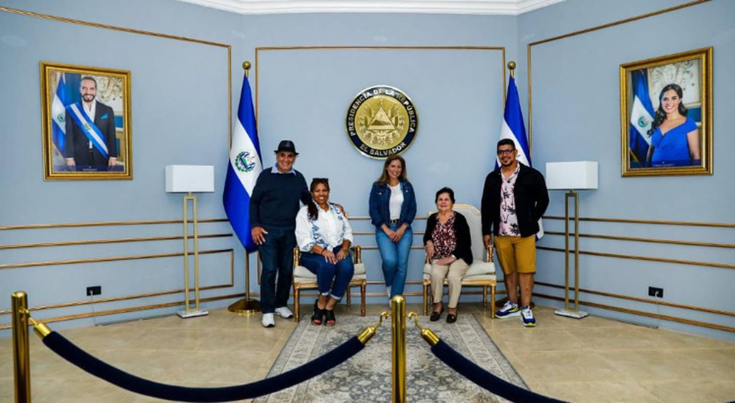 El Diario El Salvador publicó una nota en la cual se confirma que en el aeropuerto internacional de ese país se puso una zona con fotos del presidente Nayib Bukele y su esposa