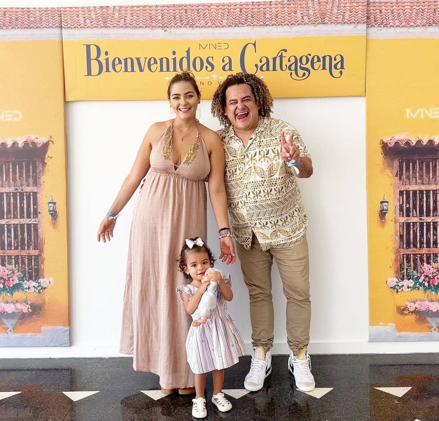 Choché Romano, su esposa Ashley García y su hija Leah.