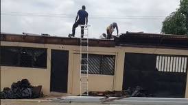 Vecino de Heredia vive ruda situación por culpa del torbellino que le arrancó el techo de su casa 