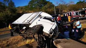 Tres menores de edad sobreviven a accidente de tránsito
