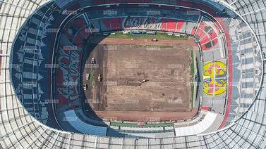 Quitan cancha híbrida del estadio Azteca para poner una nueva