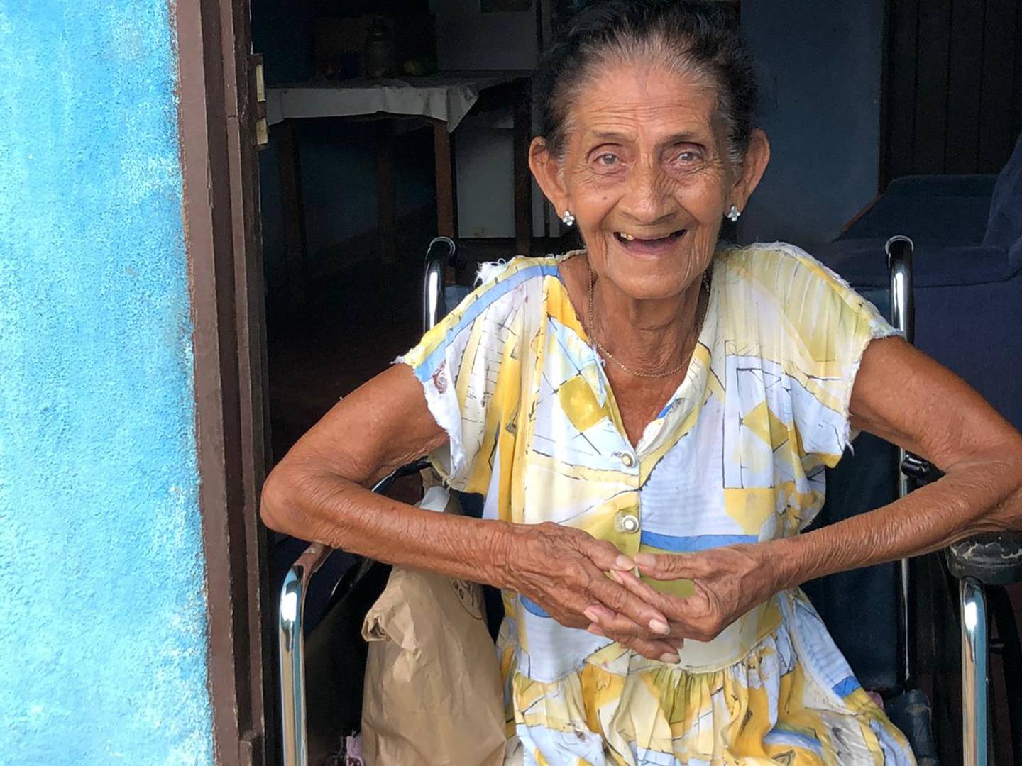 A doña Otilia Montealto, de 82 años y vecina de barrio Los Ángeles de Los Chiles de Alajuela, la sorprendió personal del área de salud de Los Chiles, la enfermera María Auxiliadora Carballo le llevó los medicamentos a la casa