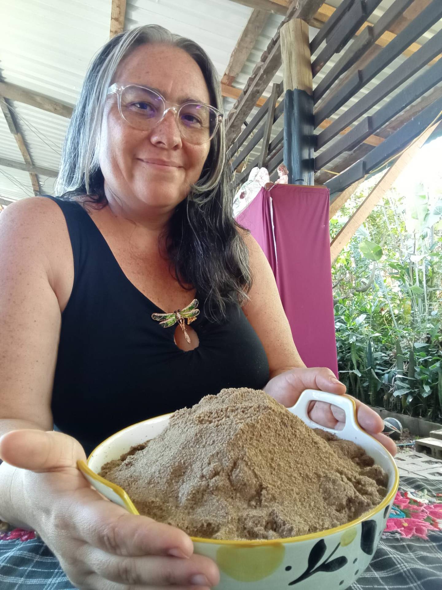 Doña Gabriela Soto Pérez y su esposo Federico Paniagua Rodríguez son los dueños de un emprendimiento casero llamado “Costa Rica come insectos”.