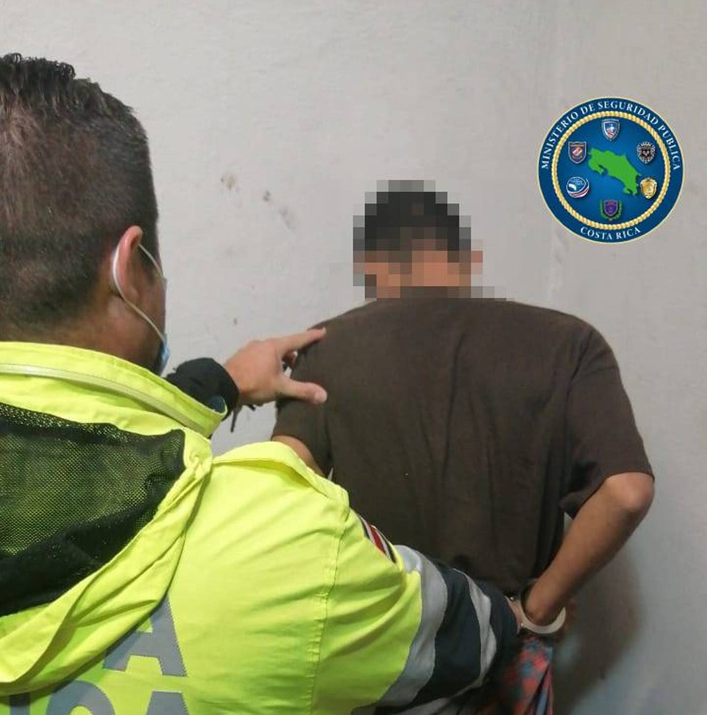 Detenidos sospechosos de robo a joyería y comercio en Heredia. Foto MSP.