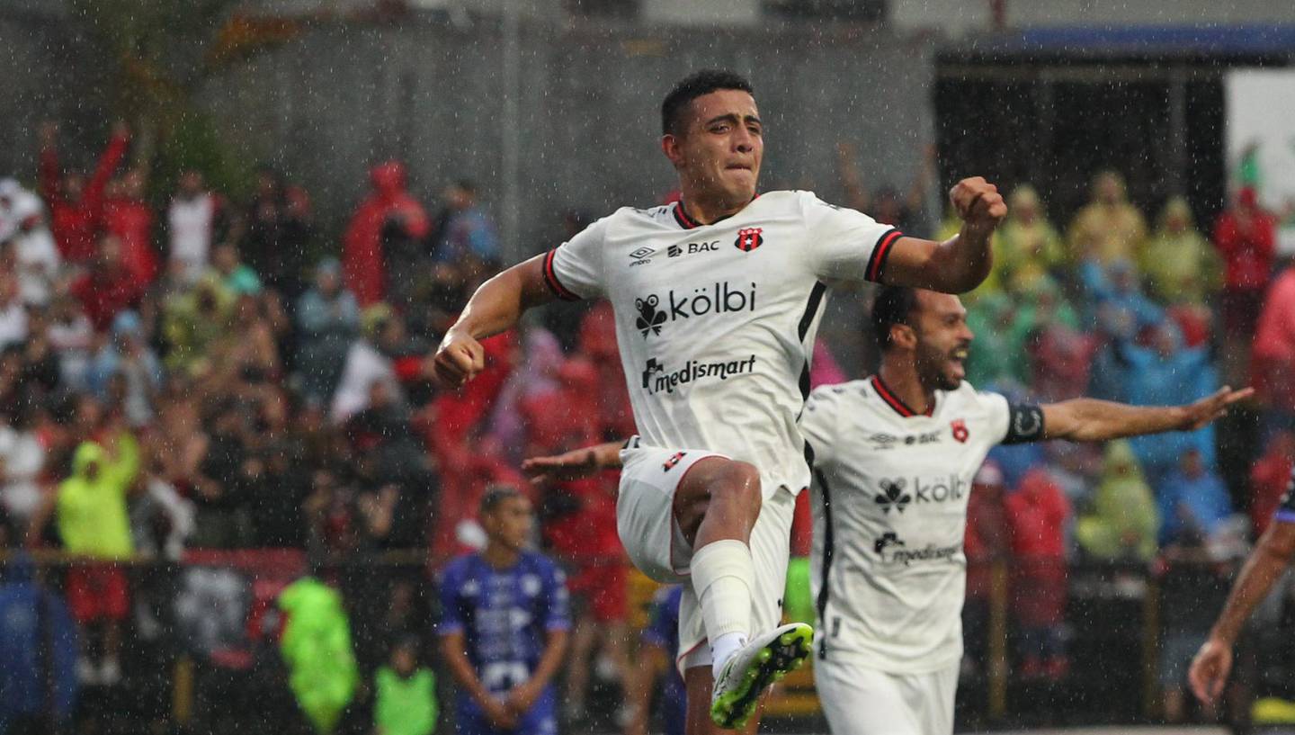 Daniel Chacón convirtió su primer gol con Alajuelense en el juego contra Grecia. Este miércoles podría enfrentarse por primera a Cartaginés, su exequipo en el fútbol nacional.