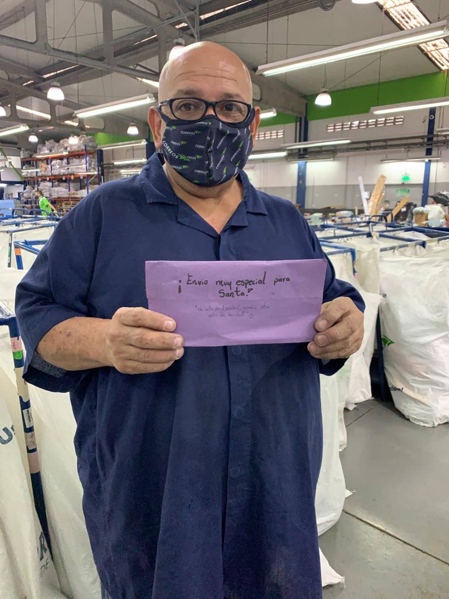 Alexis Porras, auxiliar postal del Centro de Tratamiento Postal en Zapote, muestra la primera carta que le llegó este 2021, a Santa, la escribió un niño de Esparza, Puntarenas