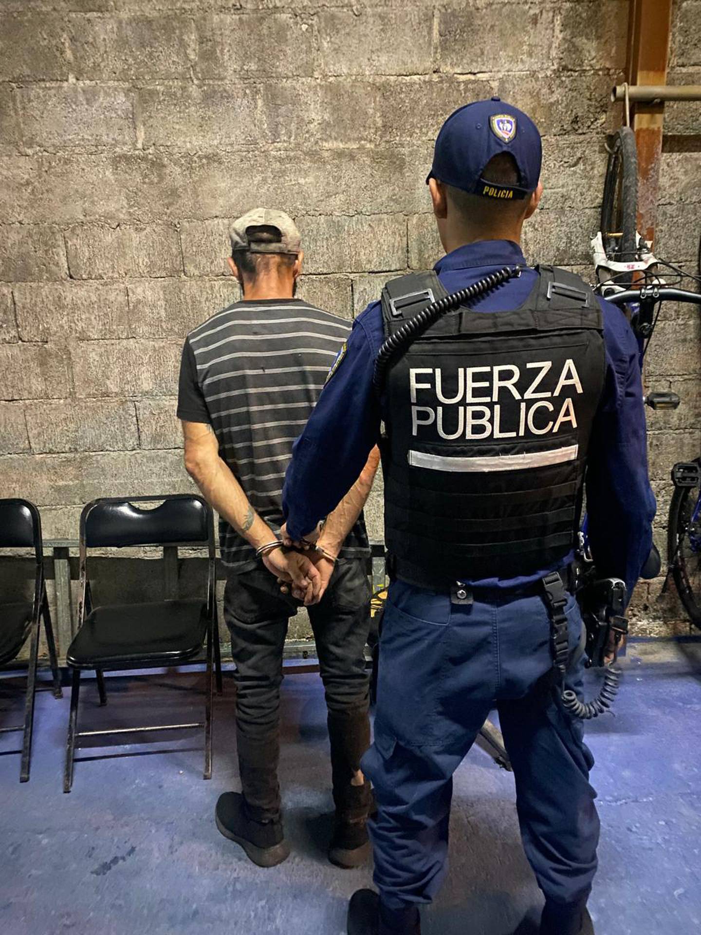 Un sujeto de apellido Rodríguez era considerado como el terror de los vecinos de Pococí, porque al parecer es el responsable de múltiples asaltos dentro de las casas. Foto: MSP