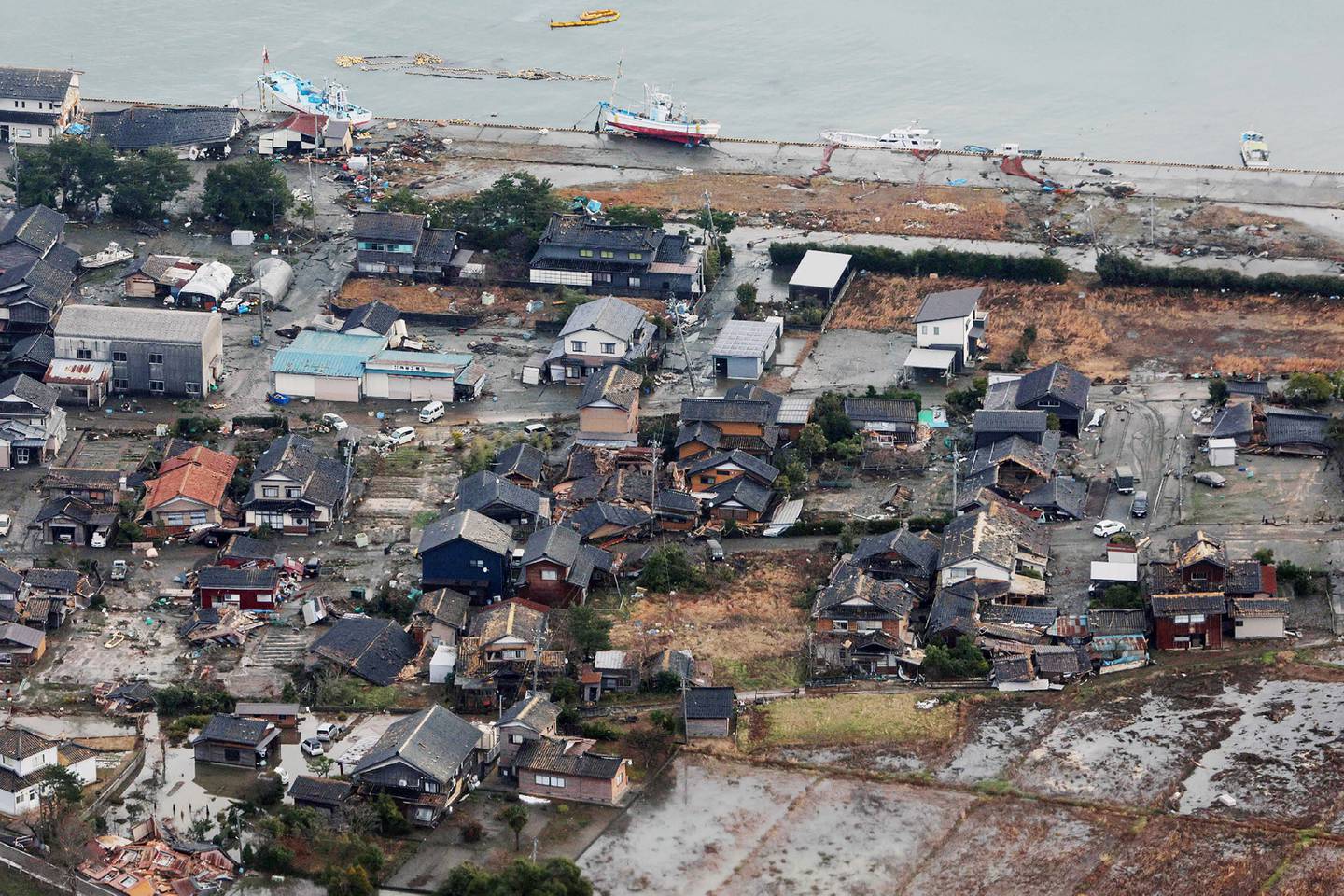 Las imágenes aéreas revelaron la devastación en el puerto de Wajima, donde un edificio de siete pisos colapsó a causa de un incendio, y casas antiguas en el distrito Matsunami de Noto quedaron destruidas, según un video compartido en redes sociales.