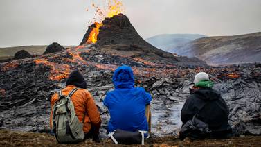 Turistas asan salchichas en calor de volcanes activos