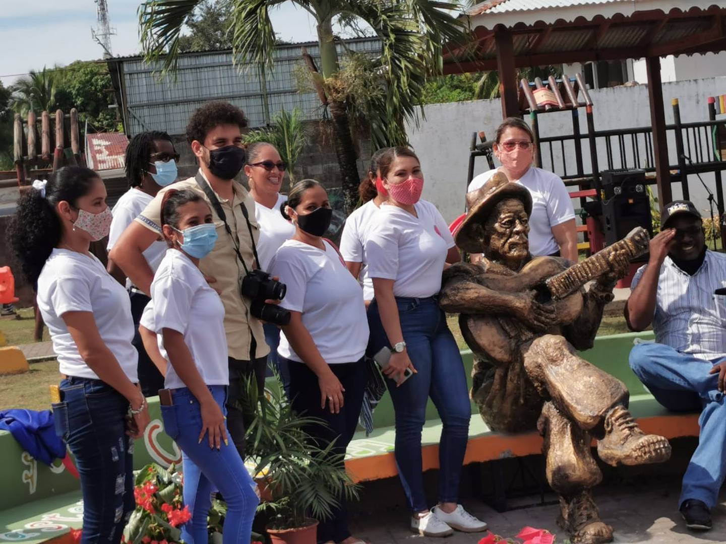 Develación de la escultura en honor al artista costarricense Walter Ferguson. Foto cortesía Laura Chaves.