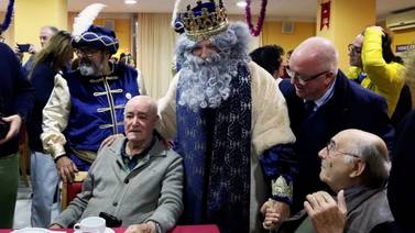 Alejandro Sanz se convirtió en rey mago para sorprender a abuelitos 